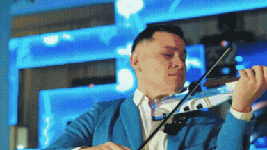Marcelo Cáceres, violinista profesional, interpretando melodías emotivas para una Quinceañera, creando un ambiente mágico e inolvidable para su fiesta de quinceaños soñada.