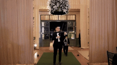 Entrada triunfal de los novios al salón de recepción, anunciada por el violín de Marcelo Cáceres.